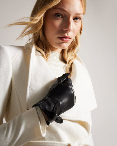 SOPHIIS-Gloves-Embrace the finer things in life with our beautifully crafted SOPHIIS gloves. Adorned with a charming knotted bow, they're a simple yet elegant way to warm up your look. Gloves Top grain leather Knotted bow embellishment Notched edge with magnolia studs- Ted Baker Romania